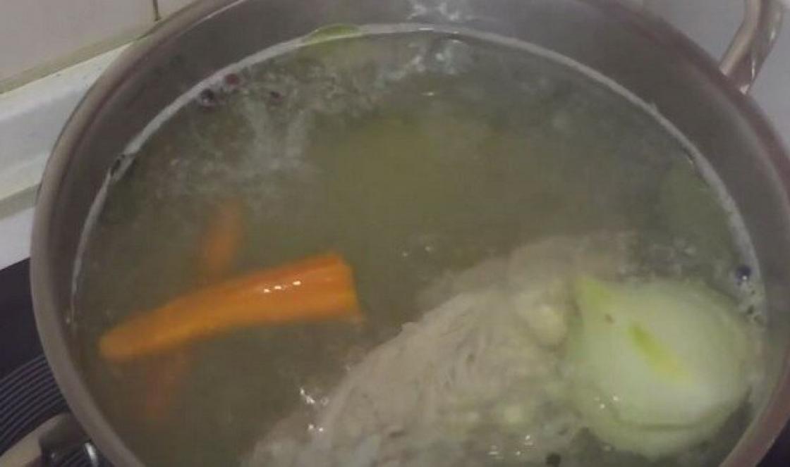 Суп с перловкой и солеными огурцами на курином бульоне