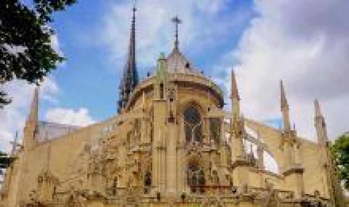 Notre Dame දෙව්මැදුර හෝ Notre Dame de Paris